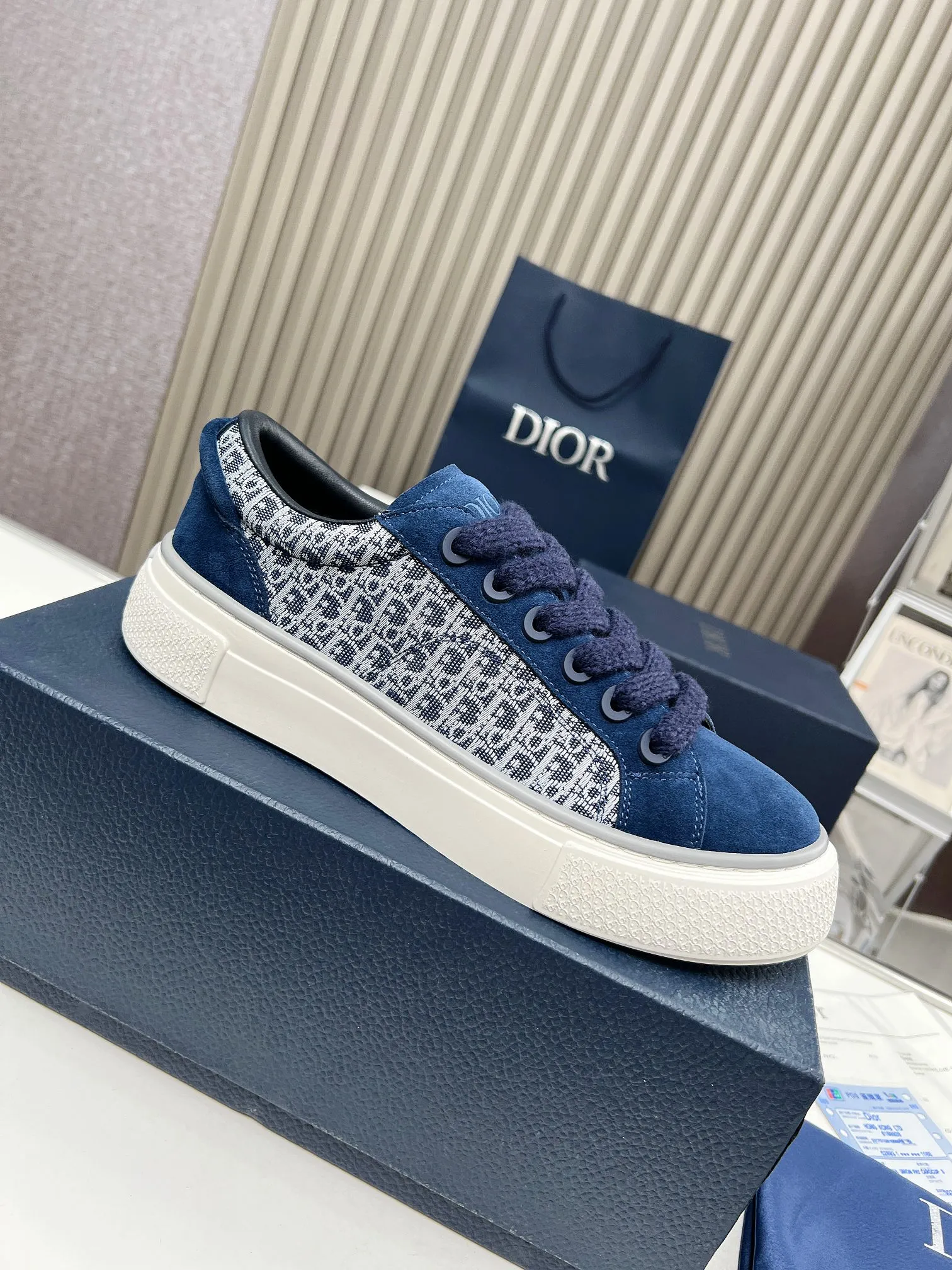👟👟Ex-factory price👟👟Ex-factory price 560👟👟 DIOR Dior B33 sneakers, gray and white jacquard fabrics with gray high mercerized suede cowhide, new products for autumn 2023, reinterpreting classic tennis shoes, the fashionable silhouette highlights the thickness. Crafted from gray and white jacquard with Oblique print and suede panels, it has a distinctive padded tongue embellished with an embossed Dior signature, wide pink mohair laces and brass eyelets with a matte gray finish. The cream-white Dior Oblique patterned rubber sole, enhanced by the contrasting Dior 30 Avenue Montaigne signature on the rear, will add style to casual looks. Size: Women's 35-40 (34, 41 customized, non-refundable) Men's 39-45 (38, 46 customized, non-refundable)